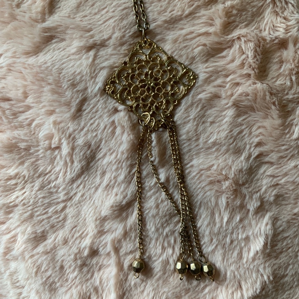 Long chain pendant necklace